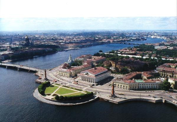 La flecha de la isla vasilievski divide al Neva en dos, a la izquierda el Gran Neva y a la derecha el peque�o Neva. En el centro se encuentra el edificio de la Bolsa.